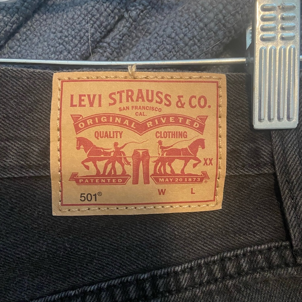 Levi’s 501 distressed black denim shorts - women’s size 25 NWOT - Picture 5 of 7